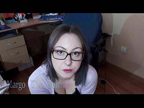 ❤️ Merch Sexy gyda Sbectol Yn Sugno Dildo'n Ddwfn ar y Camera Fideo porn wrthon ni ❤